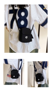Detailansichten einer schwarzen Mini-Umhängetasche aus Nylon mit weißem Logo auf der Front