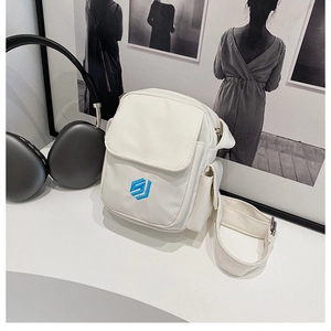 Detailansicht der weißen Nylon-Umhängetasche mit blauer SJ-Stickerei und Gurtstruktur