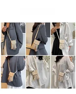 Collage mannequin portant un sac à téléphone en paille tissée beige avec gland et bandoulière