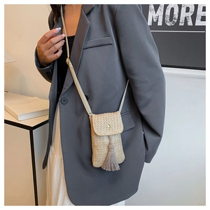 Mini sac à bandoulière vertical en paille beige avec franges décoratives et fine lanière
