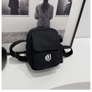 Detailansicht einer schwarzen Umhängetasche mit weißem Logo und Nylon-Schultergurt
