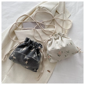 Détails de petits sacs en lin avec broderie florale et fermeture à cordon pratique