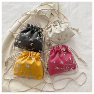 Sacs à bandoulière à cordon en quatre couleurs avec broderie florale détaillée