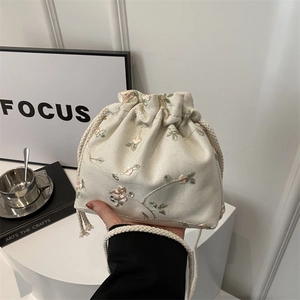 Sac seau vintage crème à cordon de serrage avec broderie florale et anse en coton