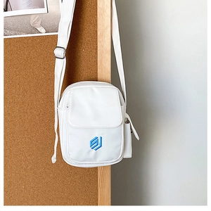 Detailaufnahme der weißen Mini-Umhängetasche mit blauem Logo und verstellbarem Riemen