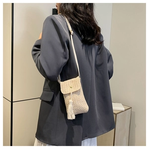 Sac à téléphone vertical en paille tressée avec pompon et fine bandoulière réglable