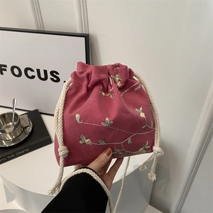 Sac seau rose à cordon avec broderies florales et corde en coton blanc pour femmes
