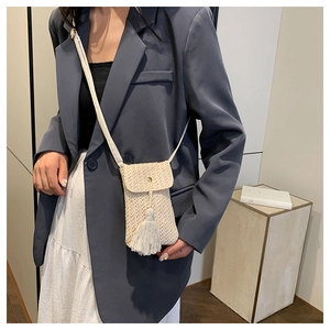 Sac de téléphone vertical en paille tressée avec pompons et fermeture à pression