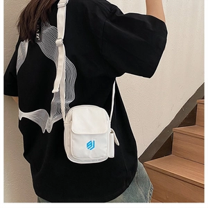 Seitenansicht einer weißen Canvas-Umhängetasche mit blauem Logo und verstellbarem Gurt