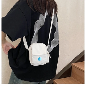 Rückansicht einer minimalistischen weißen Canvas-Handytasche, getragen als Umhängetasche