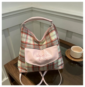 Rosa karierter Rucksack mit Ledertasche und bestickter Schleife in Lifestyle-Szene