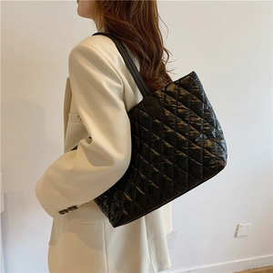 Grand sac cabas matelassé noir pour femme présenté comme un sac à bandoulière élégant