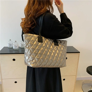 Grand sac cabas matelassé métallisé avec finition brillante et poignées noires