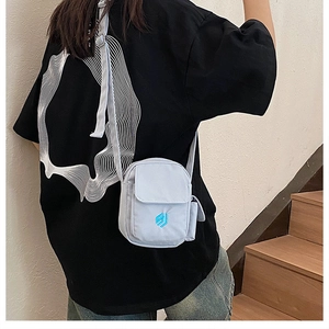Hellblaue Mini-Umhängetasche aus Canvas mit Logo-Stickerei über der Schulter