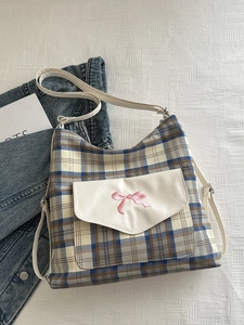 Tragetasche aus Canvas mit Karomuster, rosa Schleifenstickerei und weißer Klappe