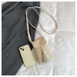 Mini sac à bandoulière vertical en paille tressée avec pompon et sangle ajustable