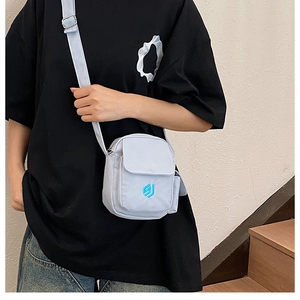 Nahaufnahme einer hellblauen Umhängetasche für Handys mit Logo und verstellbarem Schultergurt