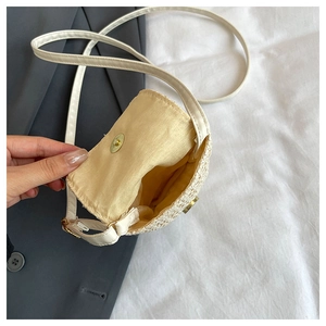 Détail de l'intérieur d'un sac à bandoulière en paille avec fermoir magnétique et doublure