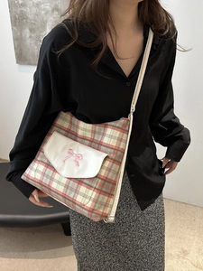 Tragetasche mit Schottenmuster, rosa Schleifenstickerei und weißem Lederriemen
