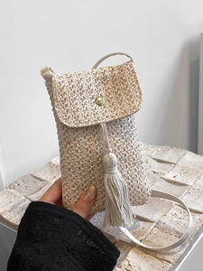 Petit sac bandoulière en paille tressée beige avec franges et boucle dorée élégante