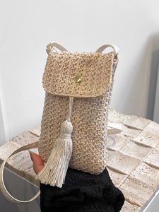 Sacoche de téléphone verticale en paille tissée avec pompon et boucle dorée pour femme