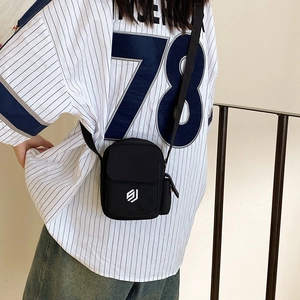 Schwarze Unisex Umhängetasche aus Nylon mit weißem Logo und verstellbarem Schultergurt