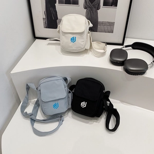 Vielseitige Nylon-Umhängetaschen in Weiß, Blau und Schwarz für den Alltag