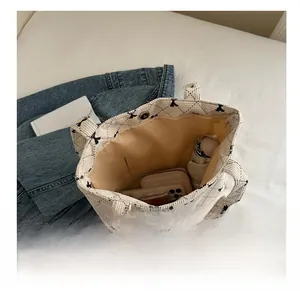 Détail du sac fourre-tout en velours côtelé montrant la grande capacité de rangement