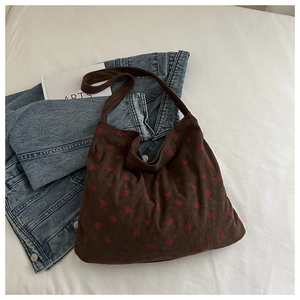 Grand sac cabas en velours côtelé marron avec motifs cœurs rouges et bandoulière large