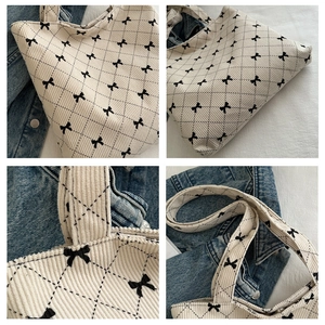 Vues détaillées du sac cabas en velours beige avec motifs de nœuds noirs et surpiqûres