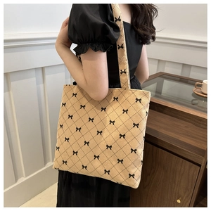 Vue détaillée du cabas en velours côtelé beige avec motif de losanges et broderie nœud