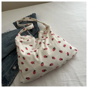 Vue détaillée du sac fourre-tout en velours côtelé à imprimé fraise rouge