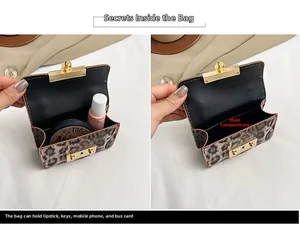 Vista dettagliata del vano interno di una borsa leopardata con articoli da trucco