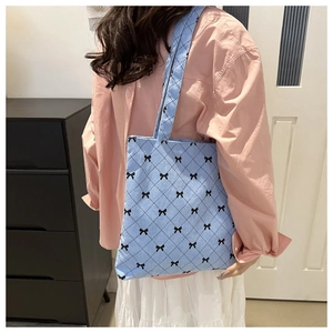 Sac cabas en velours côtelé bleu clair avec matelassage en losanges et nœuds brodés