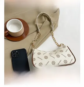 Vue de dessus d'un sac demi-lune blanc avec chaîne dorée et smartphone pour la taille