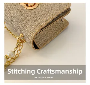 Détails macro montrant les coutures précises et la texture tissée du sac à main doré