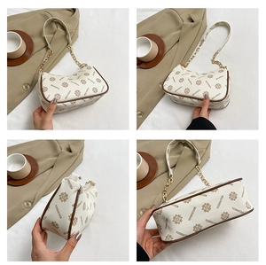 Détails du sac croissant avec chaîne dorée et motif de logo floral imprimé