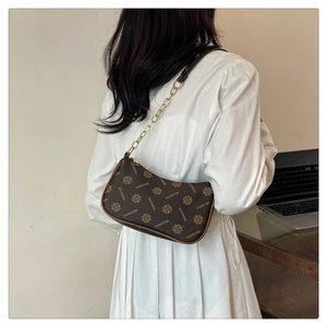 Vue détaillée du sac sous le bras en forme de croissant pour femme avec chaîne dorée