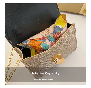 Détail du mini sac à paillettes champagne montrant la capacité intérieure et la chaîne