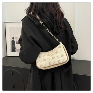 Détail du sac à bandoulière en croissant avec chaîne dorée et imprimé de lettres
