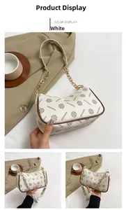 Vue détaillée du sac à bandoulière blanc avec chaîne dorée et motifs monogrammes élégants