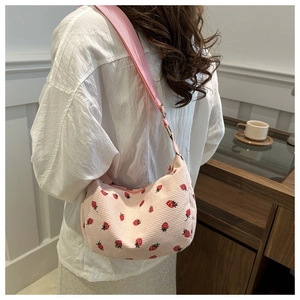 Détail du sac à bandoulière en velours côtelé rose avec imprimé fraises rouges