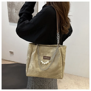 Dettaglio borsa tote kaki con catena argento, ciondoli di perle e etichetta in pelle Fashion & Bags