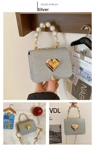 Détail du sac à main pailleté pour enfant avec anse en perles et fermoir cœur