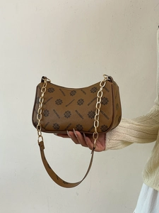 Sac demi-lune marron à monogramme avec chaîne dorée et finition en cuir texturé