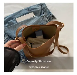 Vue de dessus du sac seau marron montrant l'espace pour téléphone et cosmétiques