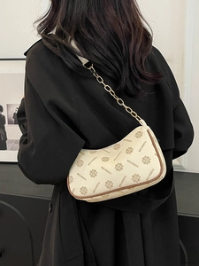 Sac sous les aisselles beige en croissant avec imprimé monogramme et chaîne dorée chic