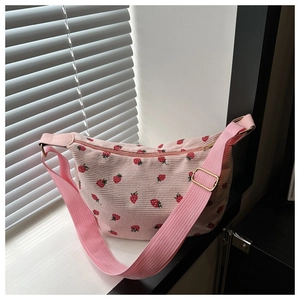 Gros plan du sac croissant en velours côtelé rose avec imprimé fraises et boucles