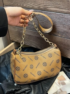 Sac demi-lune marron avec imprimé monogramme vintage et bandoulière chaîne dorée