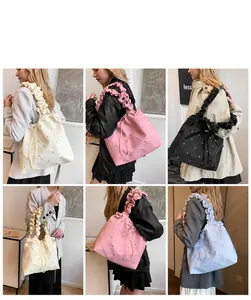 Collage di borse tote con spalline plissettate e strass in quattro varianti colori
